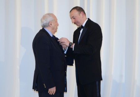 İlham Əliyev Tahir Salahova mükafat verdi